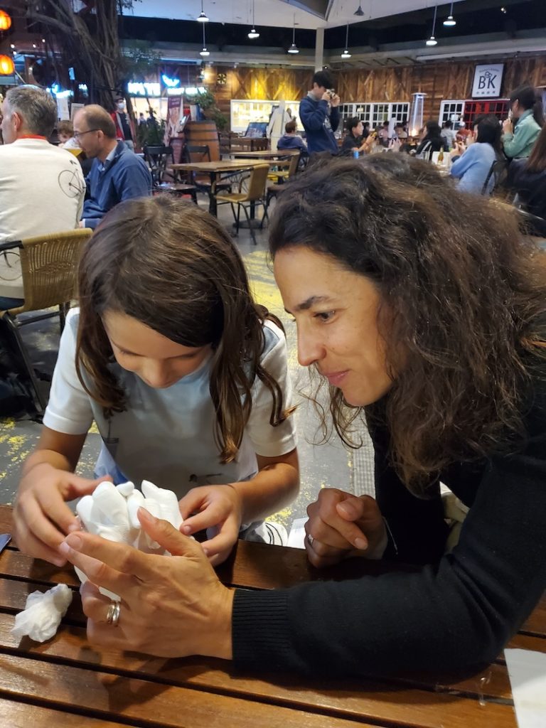 moulage 3d des mains d'une. maman et son fils